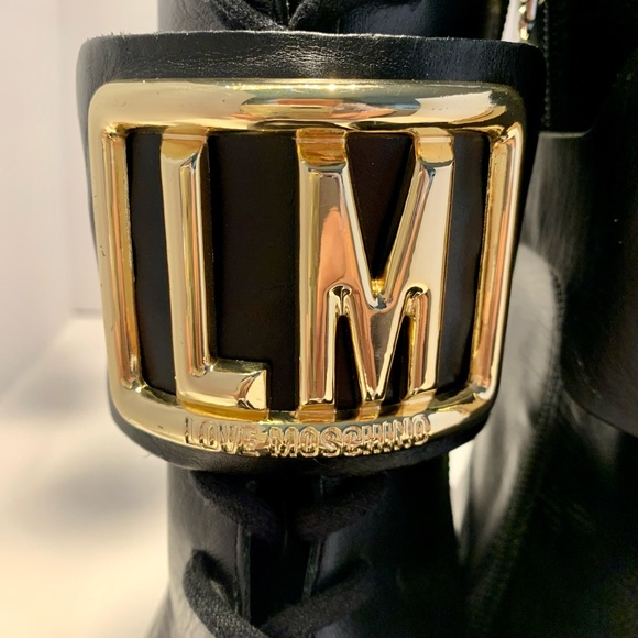 COPY - NWT. Moschino Combat leather boot with gold buckle - Picture 6 of 11